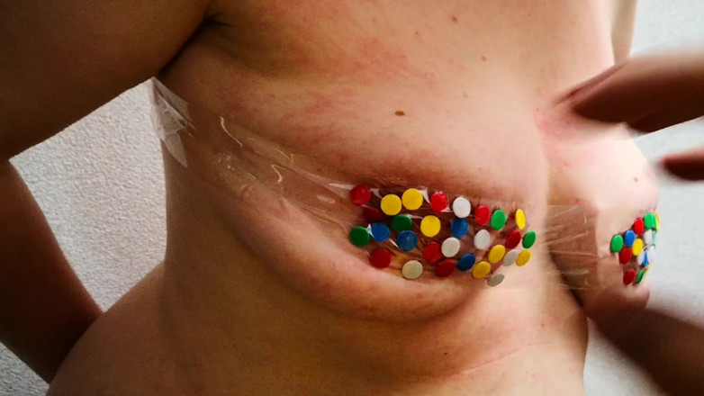 Bouncy Tits Action: Prsa a pytel na palec