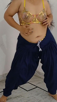 Mujra indiana gasti nuda sulla canzone punjabi