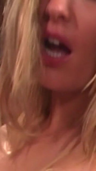 Blonde babe puilt diep in keel terwijl dildo haar poesje wijd uitrekt