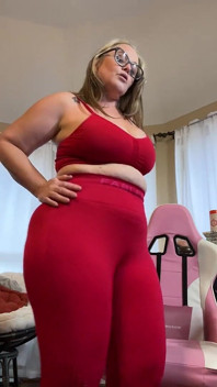 Dançando com sutiã esportivo vermelho e leggings