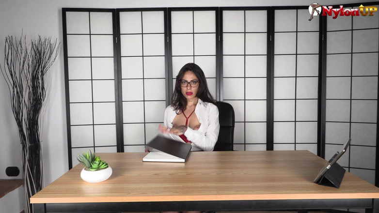 FootFetish Girls With Sex Toys and Nylons: La segretaria arrapata attira il suo capo per una meritata...