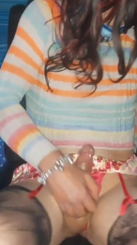 Aku lagi asik ngusap dan ngocok kontolku pakai ansambel rok garter seksiku!