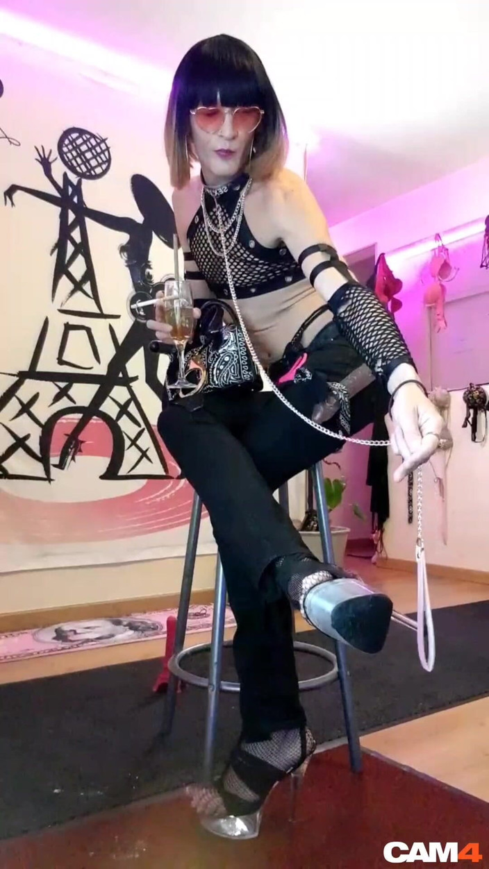 VaneSsa BiTCHx: Francouzská shemale bomba dělá živý striptýz