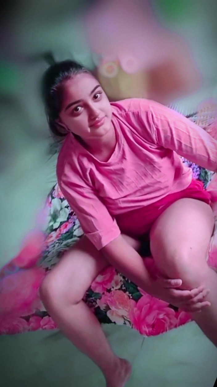 Your_aisha: Chica india del pueblo follando su apretado coño, primera vez...