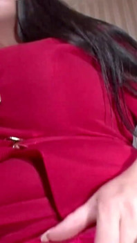 Chupándolo mientras toca a su esposa