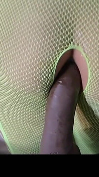 Jag blev knullad med ansiktet neråt men bara en dildo gick in i min röv