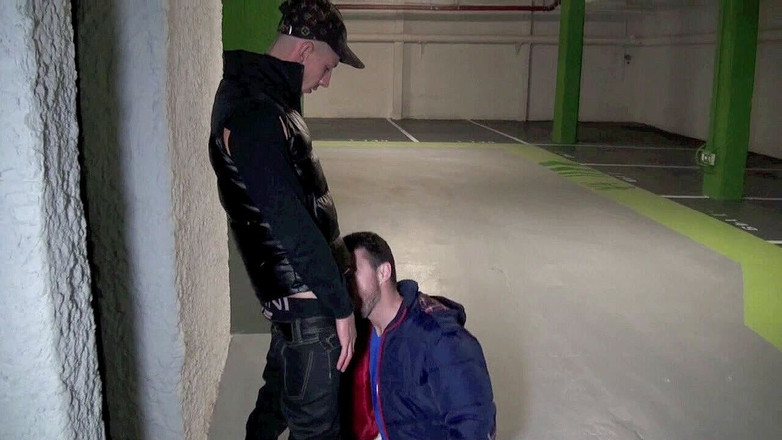 Discret Cruising sex: Араб попользовался шлюшкой на парковке с большим черным членом