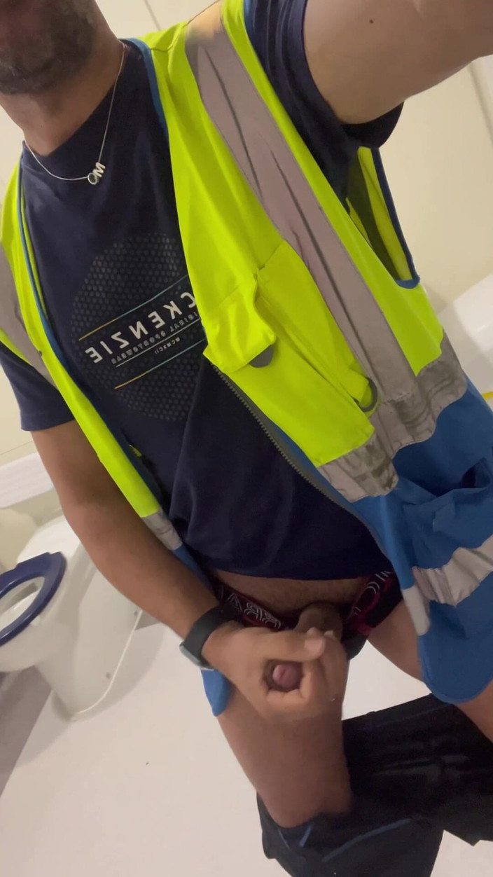 Hot dick in your ass: Bagno al lavoro, qualcuno può aiutarmi a venire