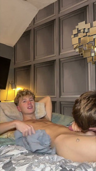 Twinks lutschen und ficken in einem hotelzimmer