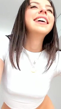 可爱的瘦哥伦比亚女郎，天使般的脸庞，她脱下衣服，在镜头前展示她美妙的无毛阴户
