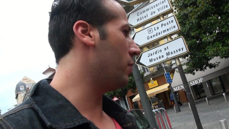 Nude in France: マックスは、若くてかなり大きなおっぱいふしだらな女を叩くように招待されます