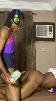 我操了他，直到他开始乞求我停下来