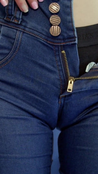 Perfect Thigh Gap Skinny Model Wet Jeans Puffy Cameltoe Round Butt!