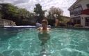 Chica Suicida DVD: Natasha Nice становится фриком в ее бассейне, и это приводит к глубокому сексу с дайвингом