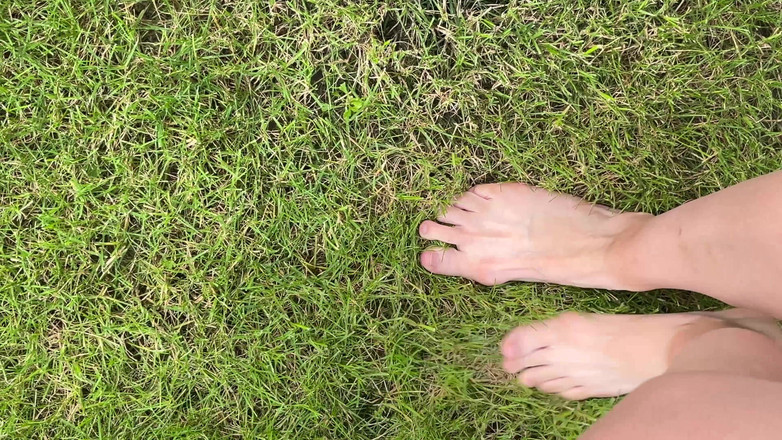 Feet: Berjalan Tanpa Alas Kaki Di Atas Rumput