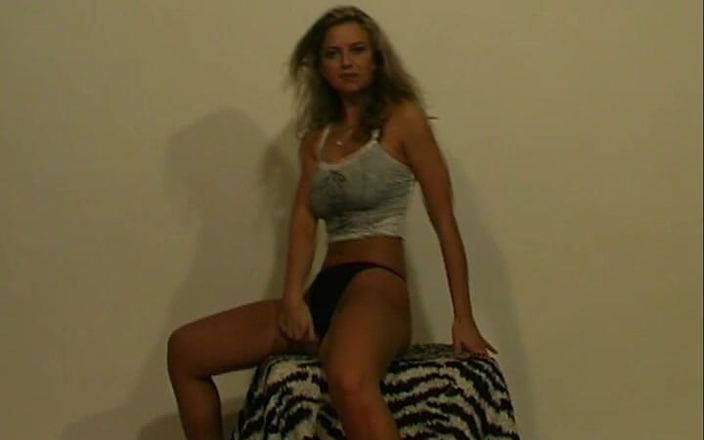 Teen gets fucked: La prima performance porno di alexia è una puttana bionda tettona...