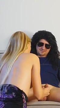 Teslim etmeye hazır sarışın orta yaşlı seksi kadın acınası küçük yarağını buluyor