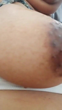 Une tatie desi séduit par la bouche pendant un baby-sitting