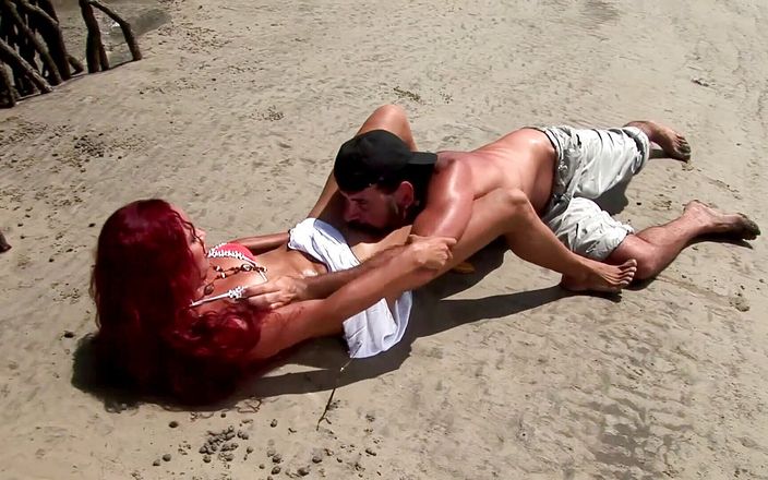 Dat Ass: Si cantik berambut merah dengan pantat bulat disetubuhi di pantai