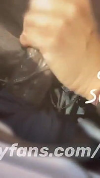 Teman wanita curang memberikan saya blowjob di cahaya matahari.