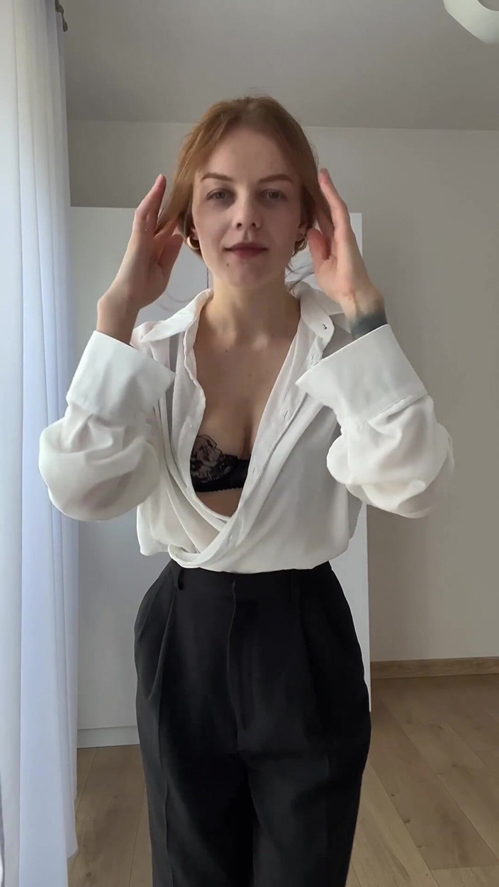 LadyInBad: Het MILF-sekreterare dansar långsam striptease, visar hårig fitta och bröst