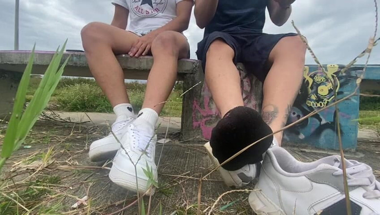 Mr Feet Colombia: Друзья в Колумбии выходят курить, снимая обувь, чтобы вы могли почувствовать запах