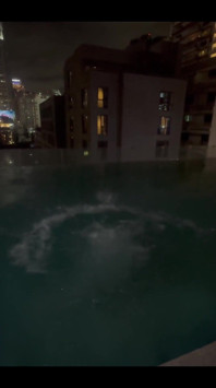 Uite cât de umedă sunt și îmi smulg chiloții după piscină
