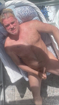 Hunk üvey baba ayı verandada çıplak güneşleniyor 4