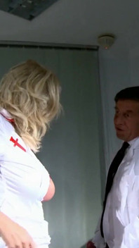 O mamă sexy rea cu pizdă cu piercing lasă o pulă uriașă să pătrundă