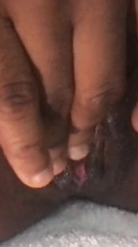 Quente beleza negra goza em um momento privado de solo íntimo