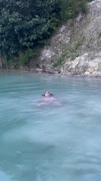 Nuoto nudo, fango, esibizionismo in un'autostrada