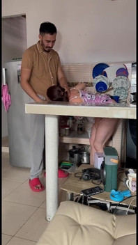 แม่เลี้ยงตัวจริงของฉันในครัวผู้ใหญ่ช่วยตัวเอง ฉันสอดใส่เธออย่างน่ากิน