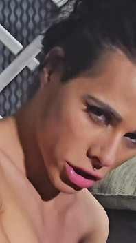 ¡La polla de Sissy Boy chupada y se hizo que se eyaculara!