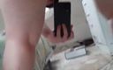 Chubby kinky girl: Une fille se masturbe devant le miroir en montrant son...