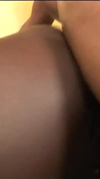 Taquilla es una hermosa nena con un gran culo que abre las piernas para bbc