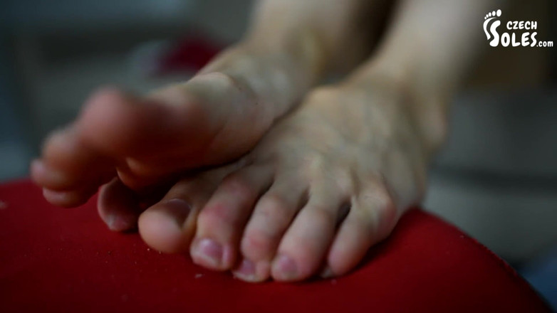Czech Soles - foot fetish content: Kakinya benar-benar berpeluh untuk awak