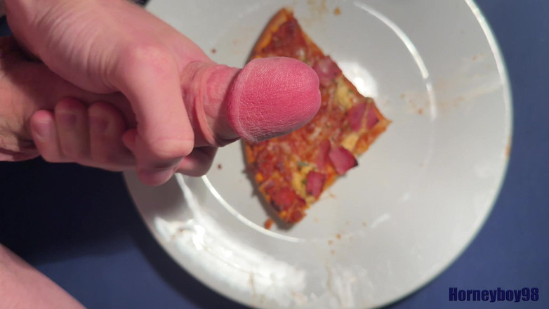 Horneyboy98: Twink pizzasına sıçratıyor