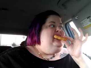 Ms Kitty Delgato: Comendo no meu carro, enchendo a barriga gorda
