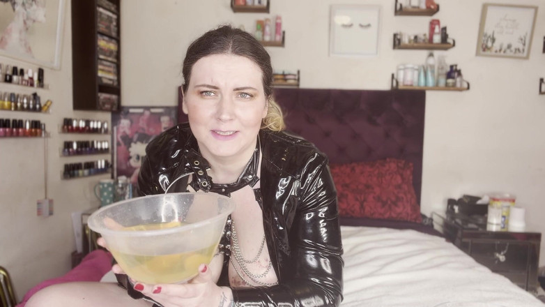 MissFFW: Panna Ffw pękała na sikanie