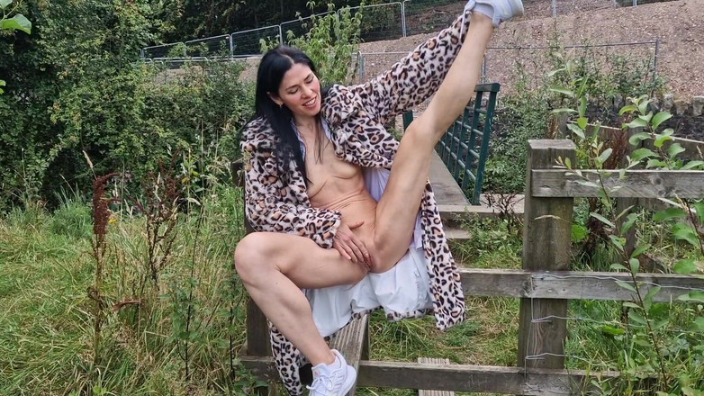 Nicky Brill: Aku lagi asik ngentot memekku sambil bugil di depan umum -...