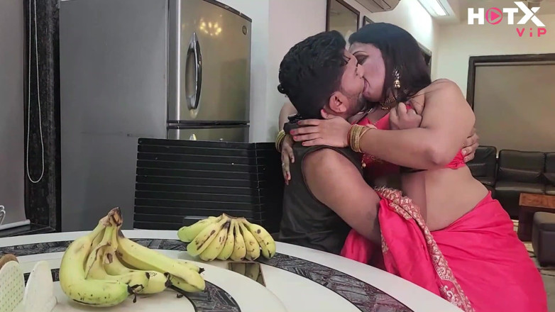 Indianxxx nude: Tette enormi indiana MILF Bhabhi si spoglia Diae e scopa...