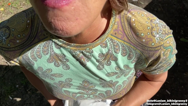 Ladyloveyoung60: Nonna mostra all'aperto la sexy perizoma piscia Squirtando pompino tabù