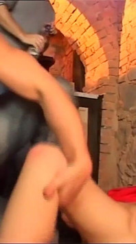 若い女の子は2人の悪者と荒々しい3Pをしています