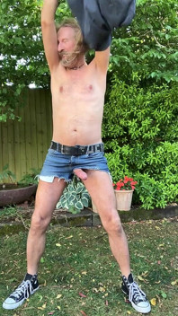 Kısa kesimlerde longhairdude ve bahçede mastürbasyon yapıyor