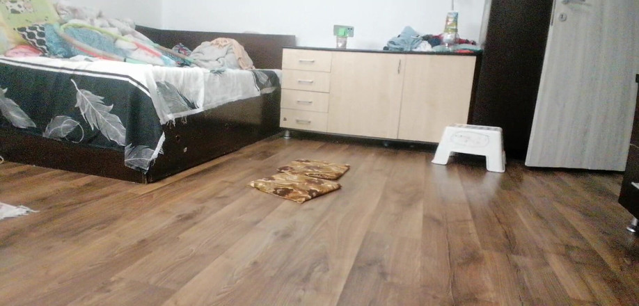 Amateur_MS: Sexy manželka cvičí doma nahá - amatérská manželka masturbuje prsty