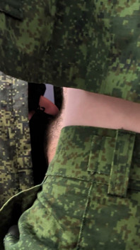 J’ai décidé de baiser Slava pour me souvenir des bons jours de service militaire