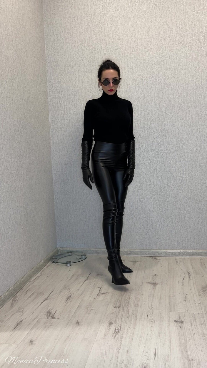 Princess Monica: Paní v kůži, Ponížení, Sph