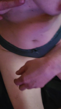 Escrava deixa seus seios excitados chicotearem suavemente e de forma erótica