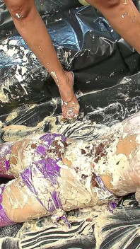 Geile blonde stiefschwestern mit Vanillesahne beschmiert und masturbiert muschi