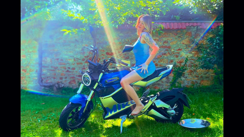 Stellafatale: Motocykl cipki pocierać mokre złośliwiec i orgazm